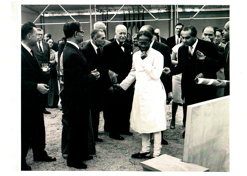 Professeur Humayun Kabir, alors ministre de la Recherche scientifique et des Aﬀaires culturelles de l’Inde, pour la pose de la première pierre de la Maison de l’Inde en 1961.